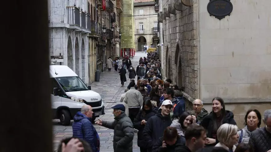 Colas en Avilés para hacerse con una de las últimas sillas de la Comida en la Calle