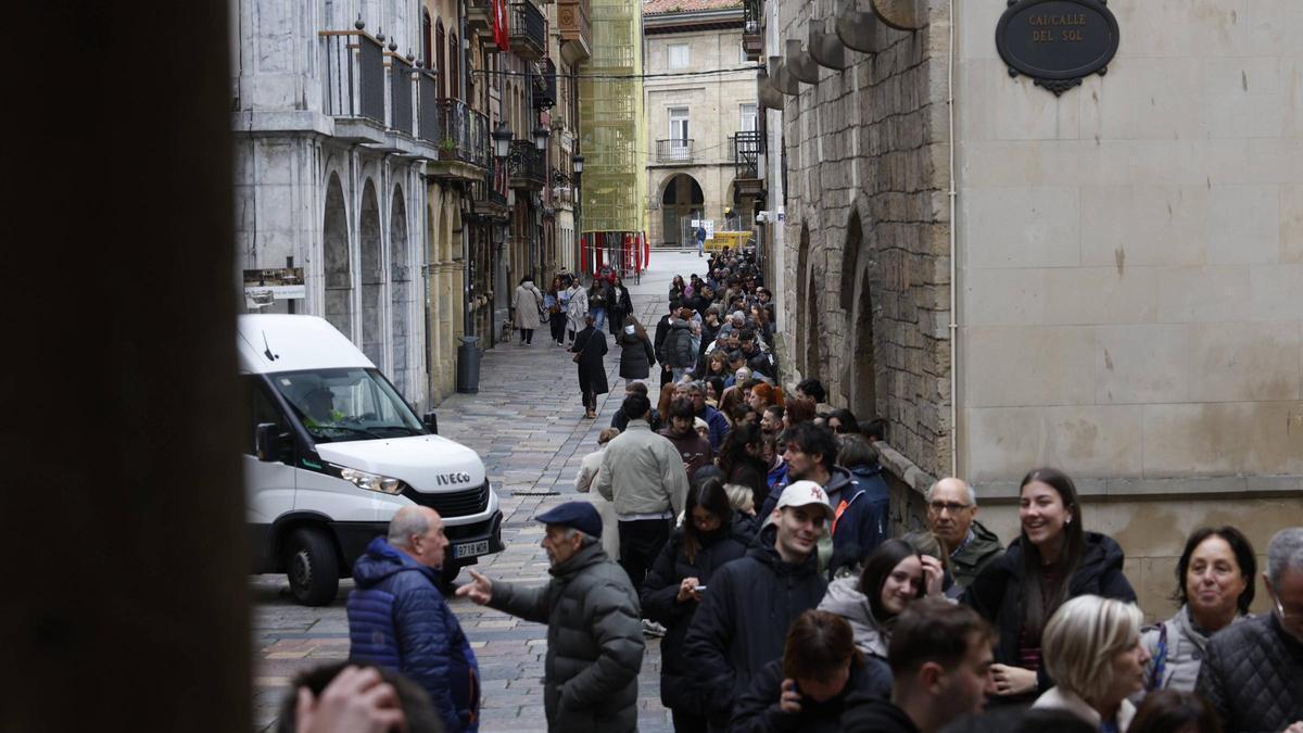 Colas en Avilés para hacerse con una de las últimas sillas de la Comida en la Calle