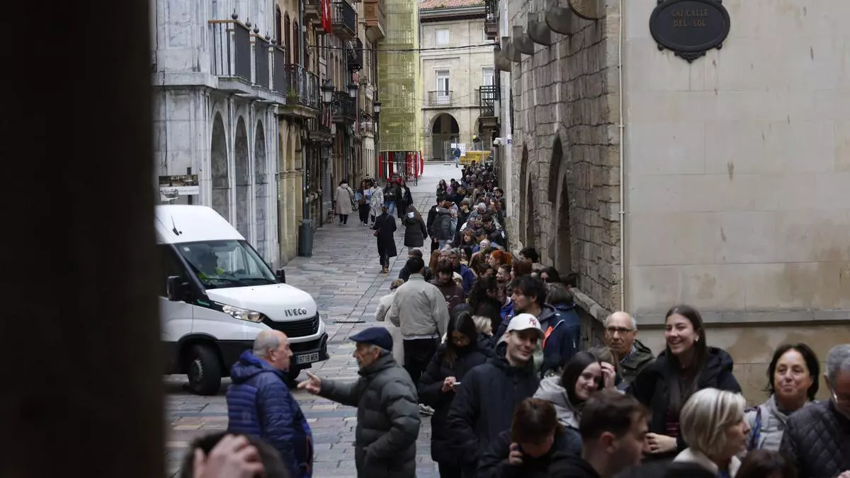Furor por la Comida en la calle de Avilés: una cola interminable para reservar los últimos 3.000 asientos disponibles para el gran banquete popular