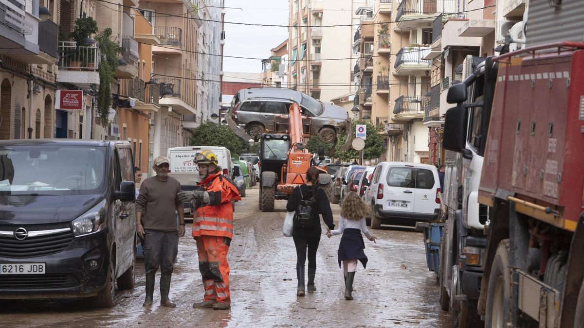 Una grúa retira un vehículo en Algemesí.