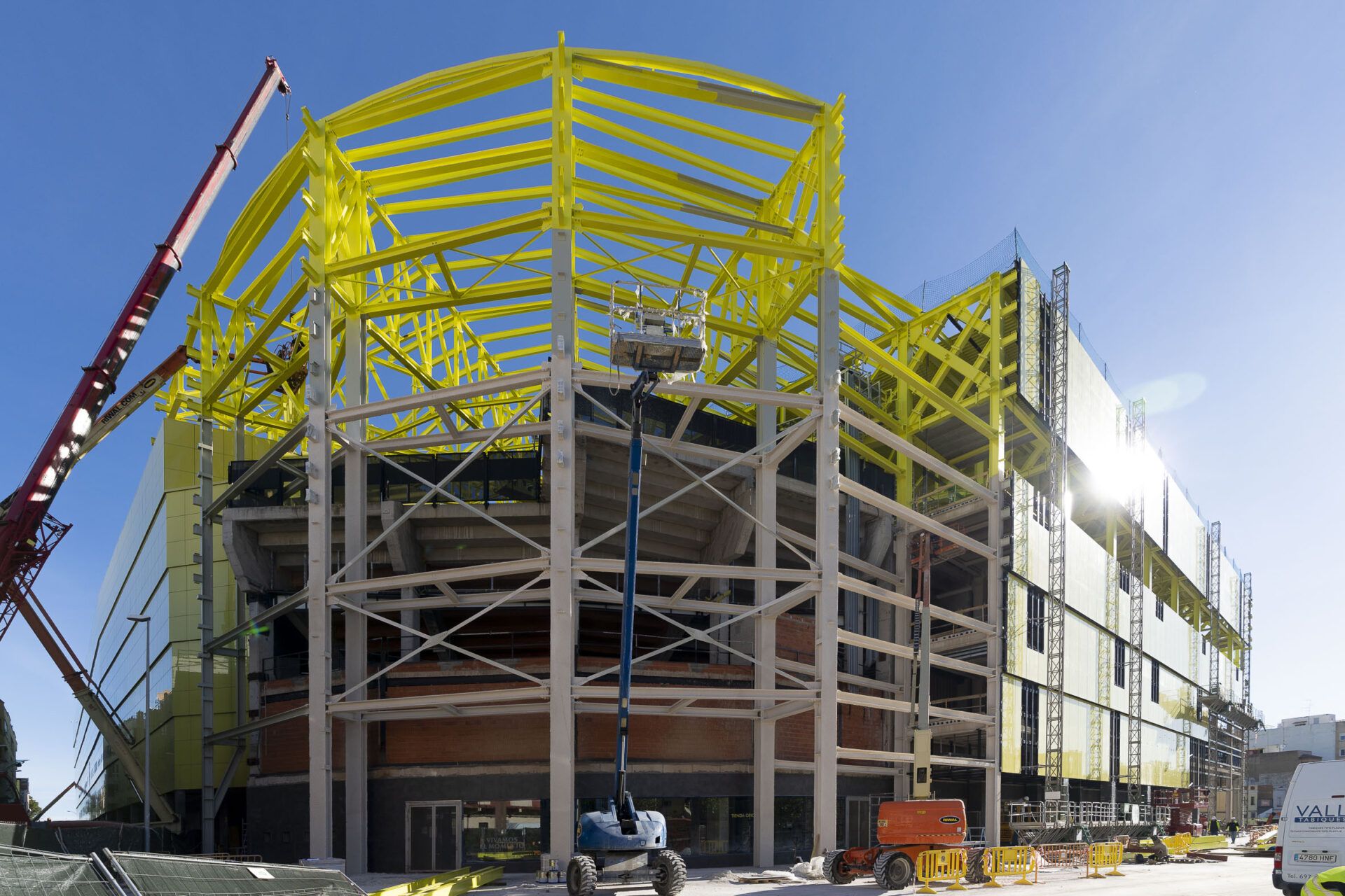 Grúas Tomás ha sido la empresa encargada de llevar las grúas gigantes de las obras.