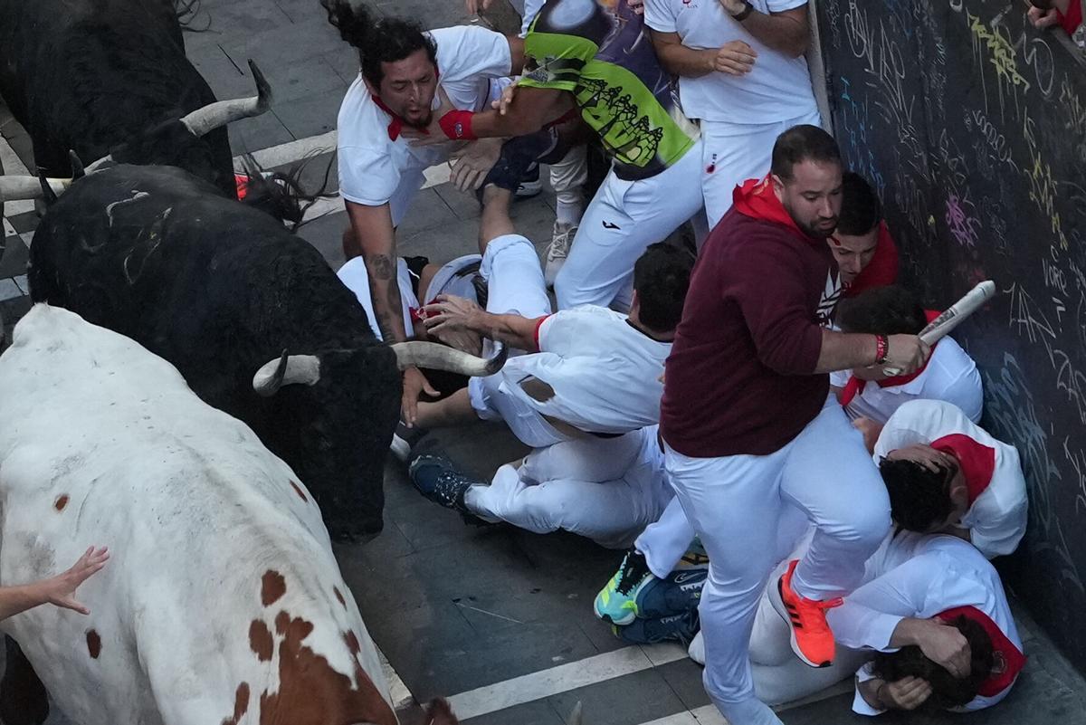 Los toros de Fuente Ymbro protagonizan un rápido y masificado primer encierro.