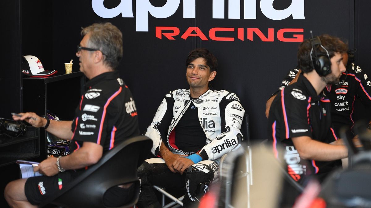Jorge Martín, la semana pasada, con el equipo de pruebas de Aprilia, en Misano.