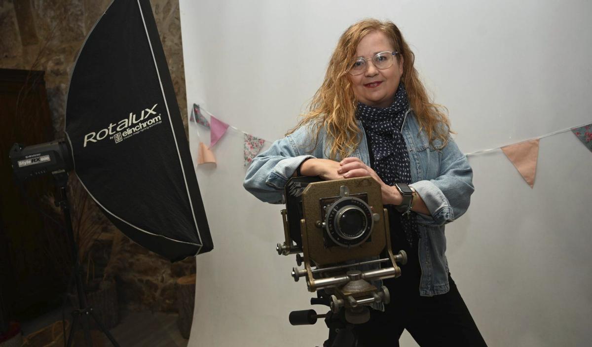 La fotógrafa Merchy Gómez en su estudio.