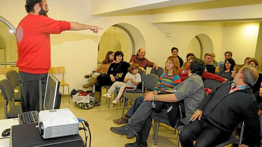 Josep Maria Aragay s&#039;explica davant dels assistents a la xerrada d&#039;ahir