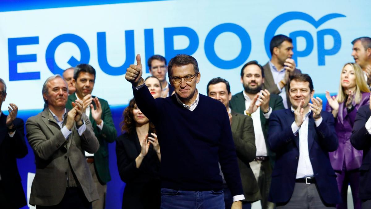 El presidente del PP, Alberto Núñez Feijóo, rodeado de sus presidentes autonómicos