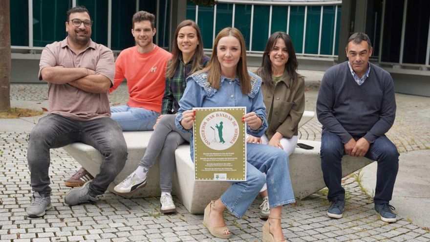 Begoña Blanco y representantes de las bandas de Lalín.