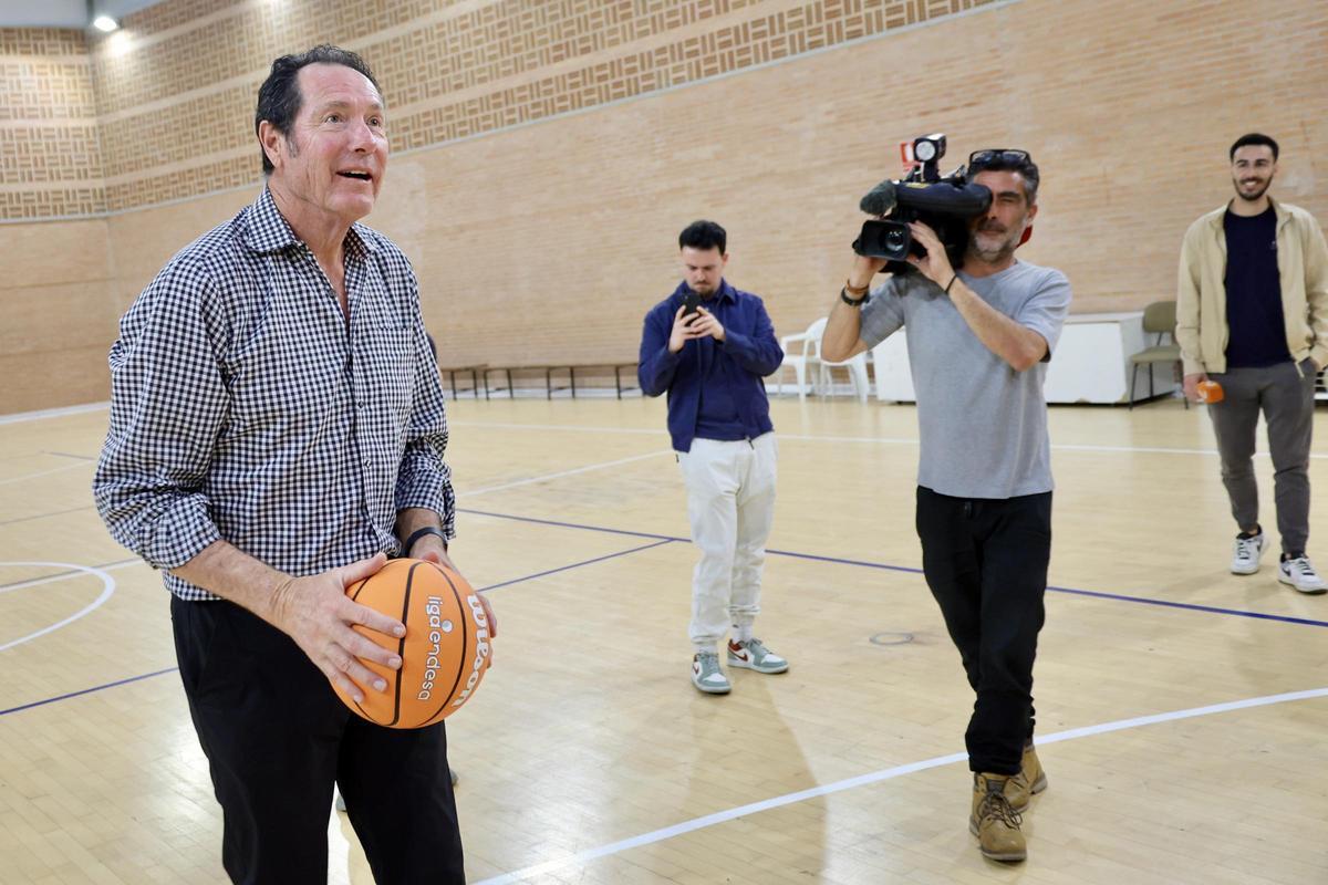Ralph McPherson, lanzando a canasta en la pista auxiliar del Palacio de los Deportes de Murcia