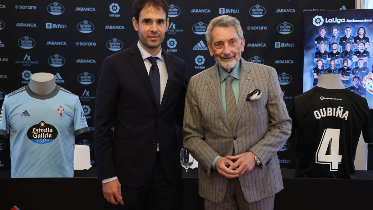 Borja Oubiña y Carlos Mouriño, ayer, en A Sede durante el acto de presentación del primero como nuevo embajador de LaLiga. |  // ALBA VILLAR