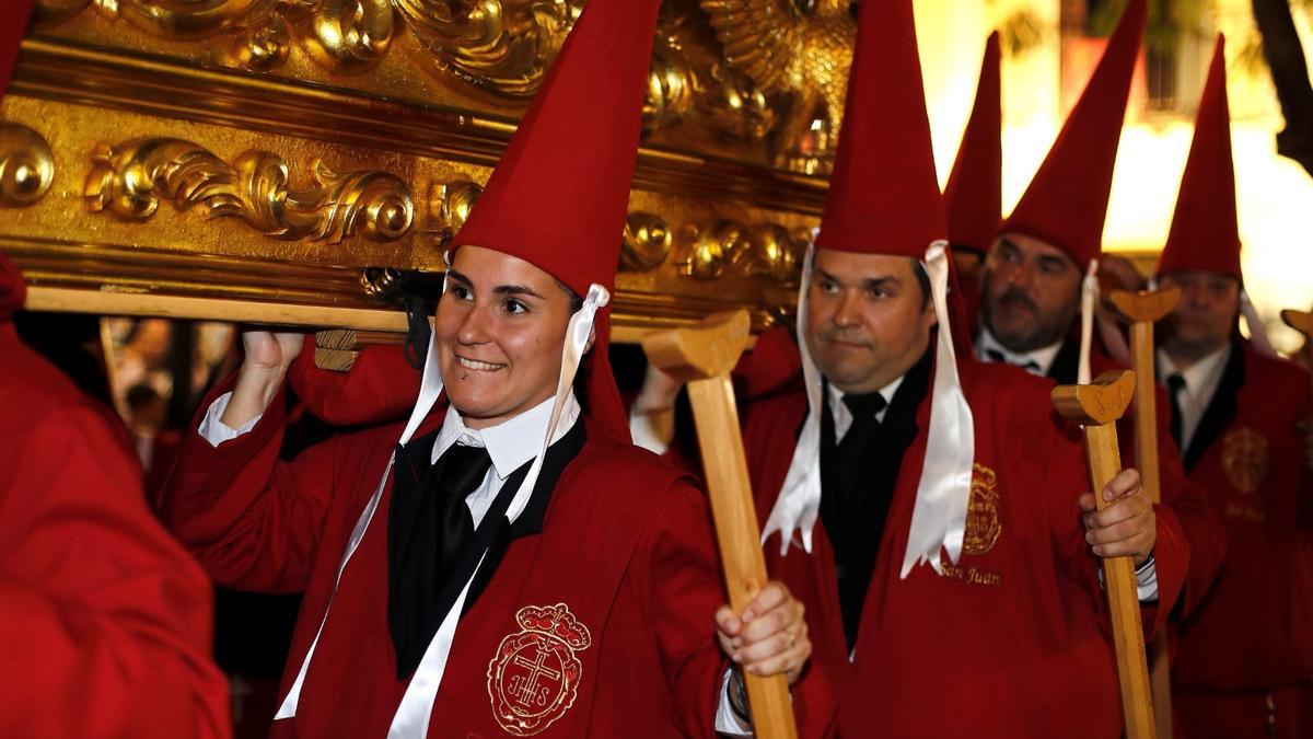 Haciendo historia: mujer y estante, llevando a hombros a San Juan, en la procesión de La Caridad, el pasado Sábado de Pasión en Murcia.