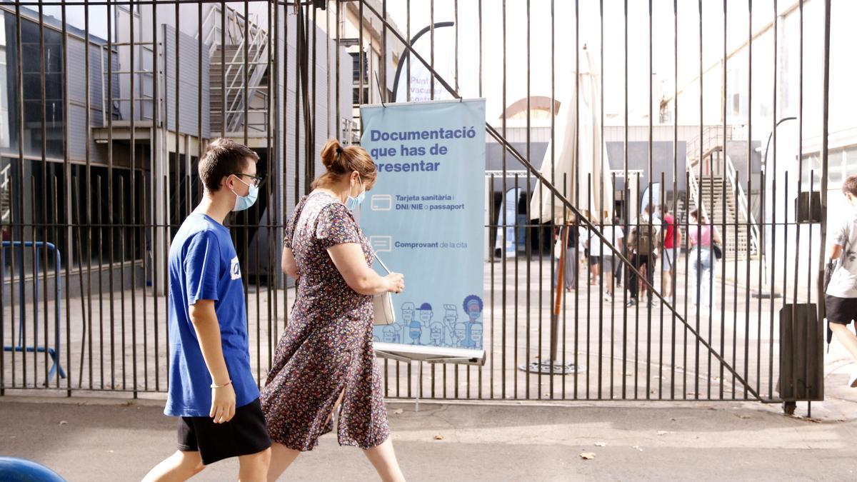 Mare i fill entrant a Fira de Barcelona, en el primer dia que es va obrir la vacunació sense cita prèvia de 16 a 20 hores.