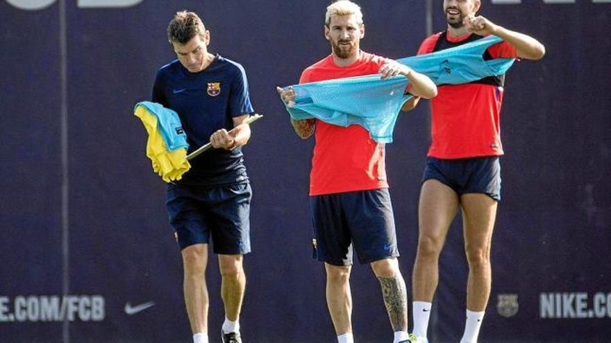 Leo Messi i Gerard Piqué amb Juan Carlos Unzué en l&#039;entrenament d&#039;ahir