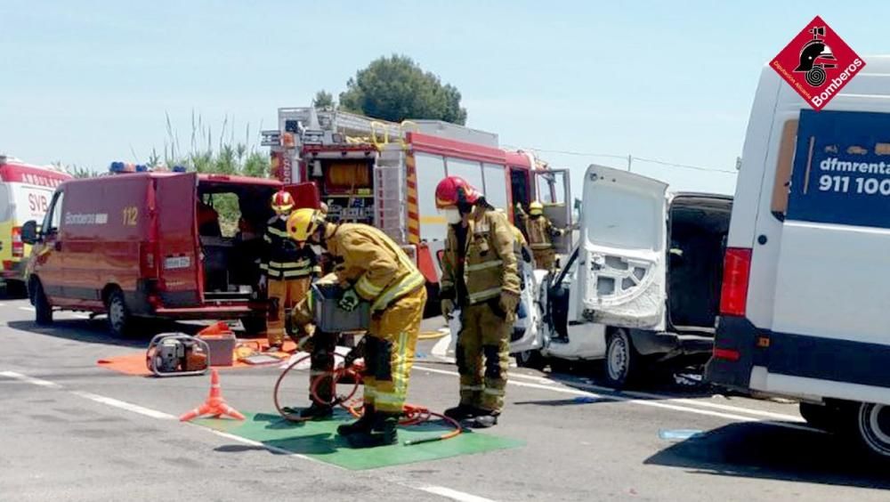 Los bomberos rescatan a un conductor con las piernas fracturadas tras un accidente en Dolores