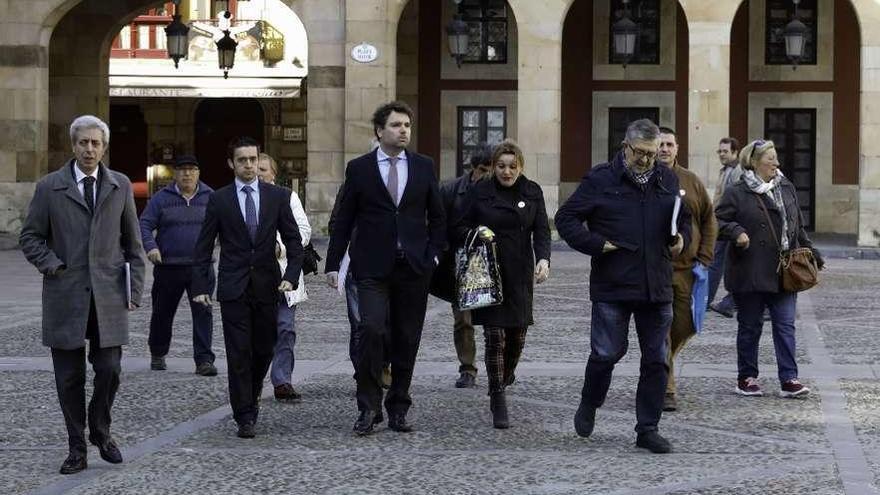 Representantes de la asociación de afectados de iDental y varios de sus abogados, ayer, en Gijón.