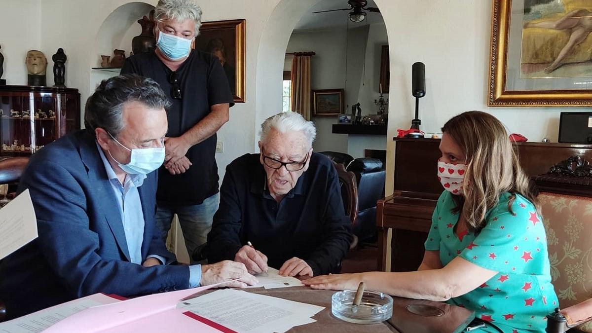 El doctor Seara firma la cesión de las obras de arte.