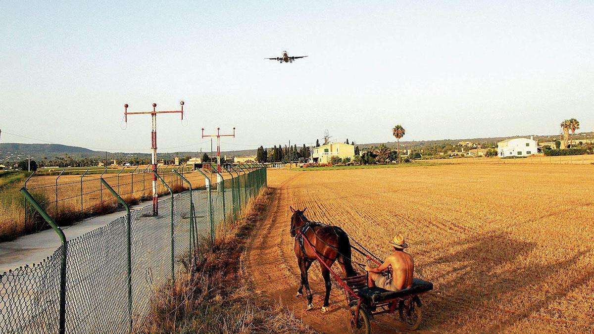 Anflug auf Palmas Airport: Die Zahl der Mallorca-Flüge ist seit Ausbruch der Pandemie massiv zurückgegangen. Das ist erst mal gut für die Klimabilanz - allerdings nur eine Momentaufnahme.