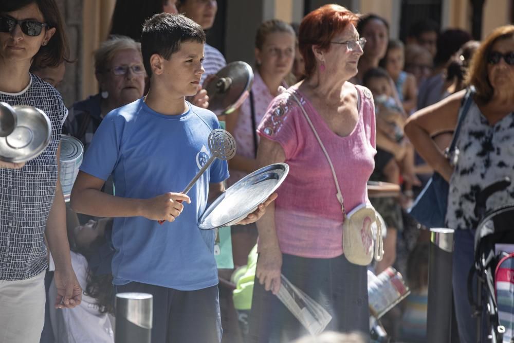 Un centenar de colomencs protesten pel tancament d'una escola bressol