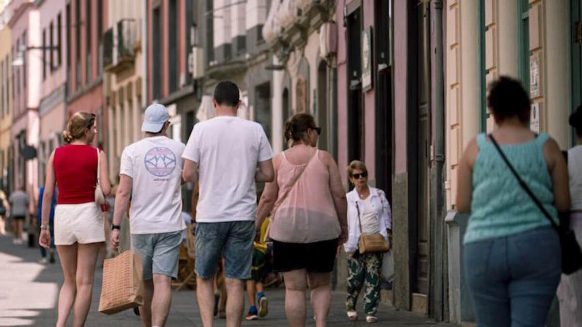 Varias personas pasean por las calles de La Laguna.