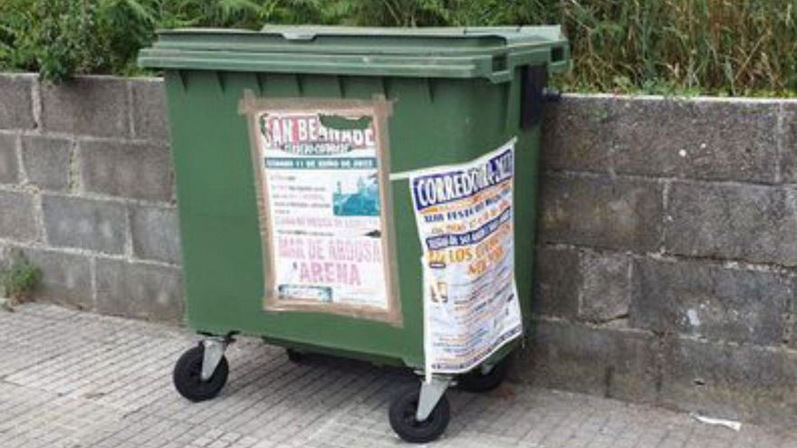 Un contenedor con carteles.