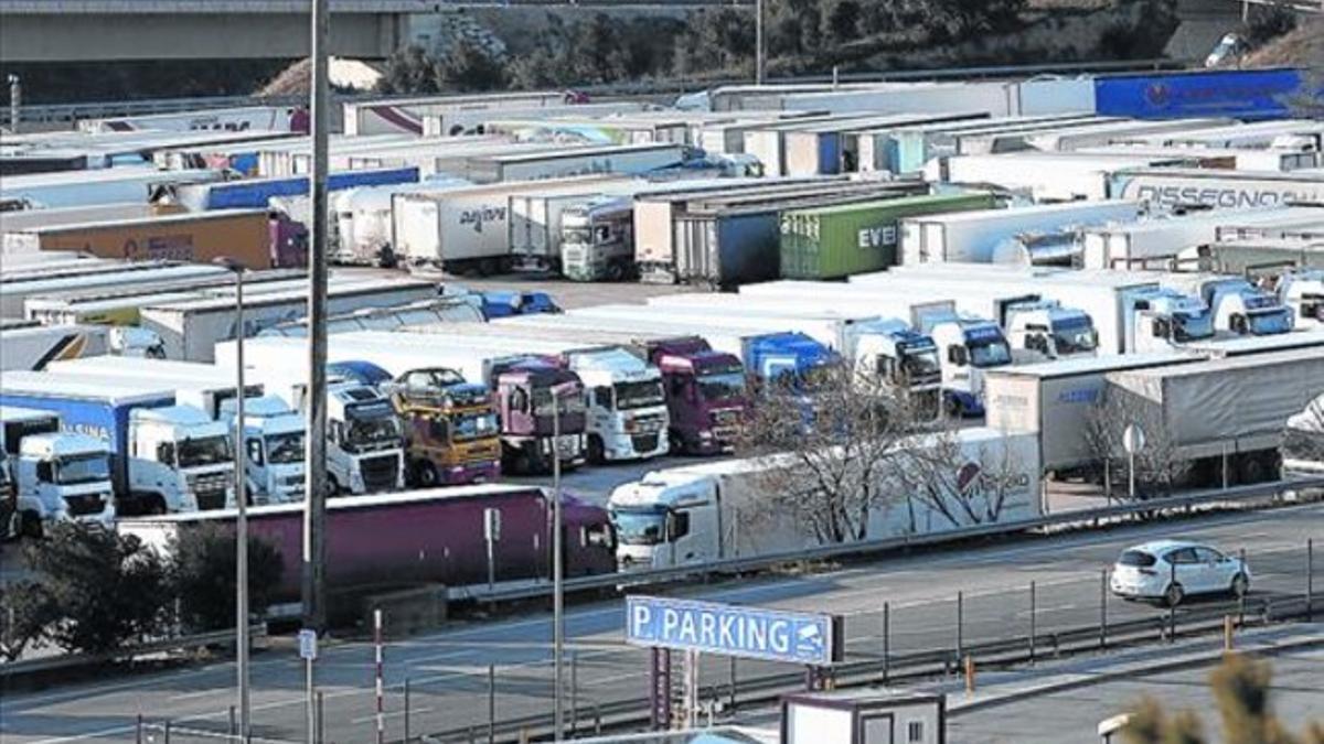 Camiones con mercancías para exportación en un estacionamiento de La Jonquera, en febrero pasado.