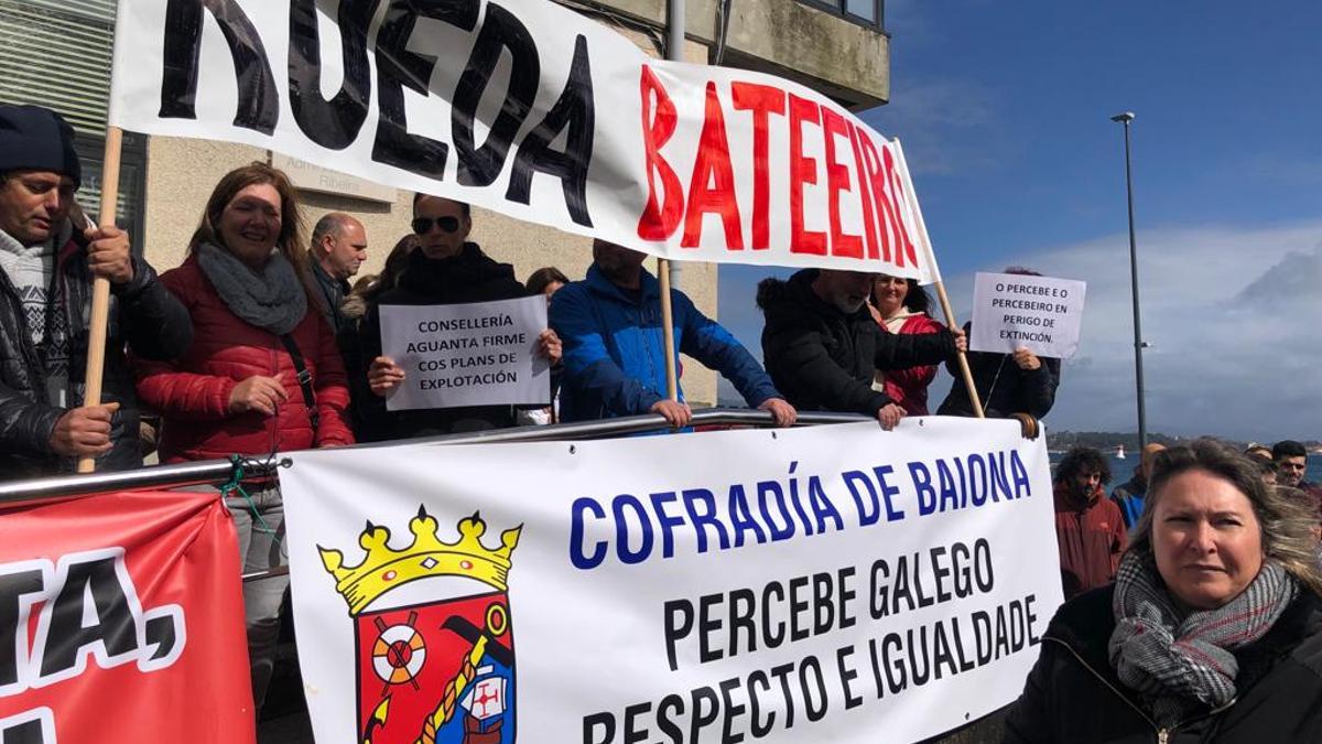 La protesta desplegada por las cofradías en Ribeira, esta mañana.