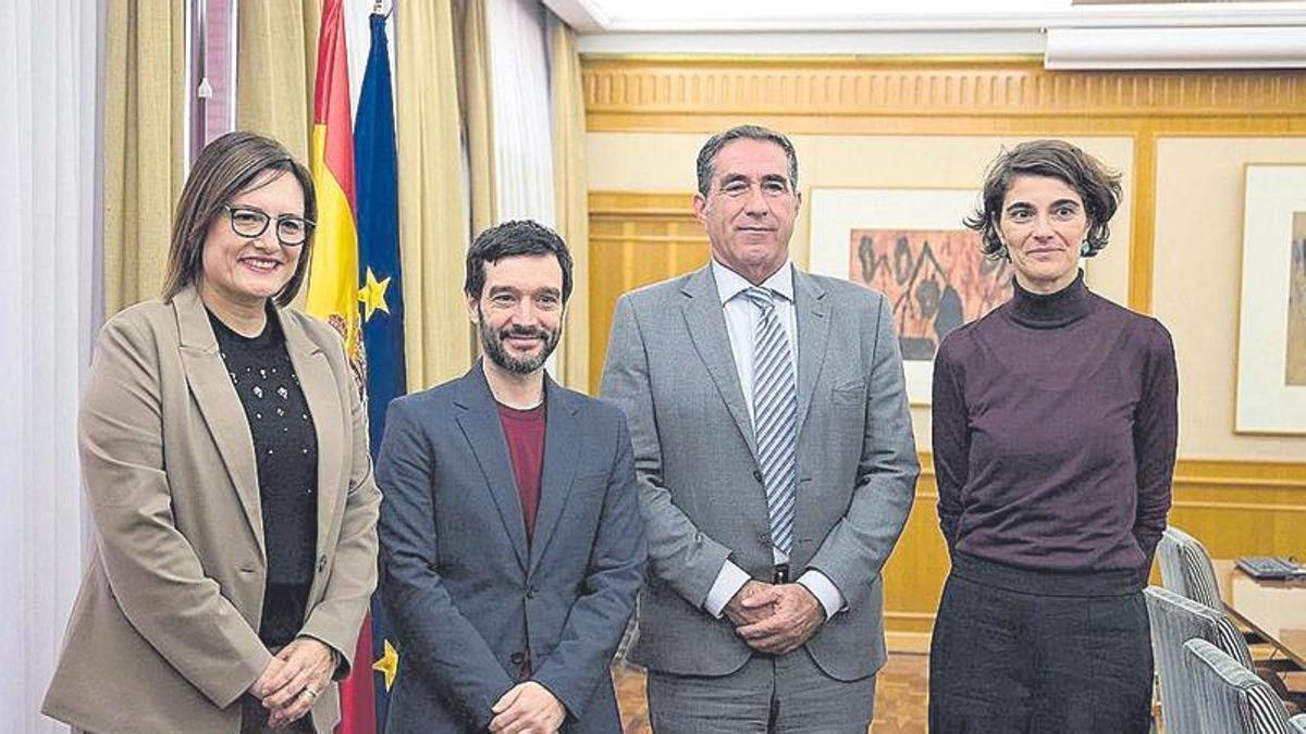 La consejera Candelaria Delgado junto al ministro de Derechos Sociales, Pablo Bustinduy.