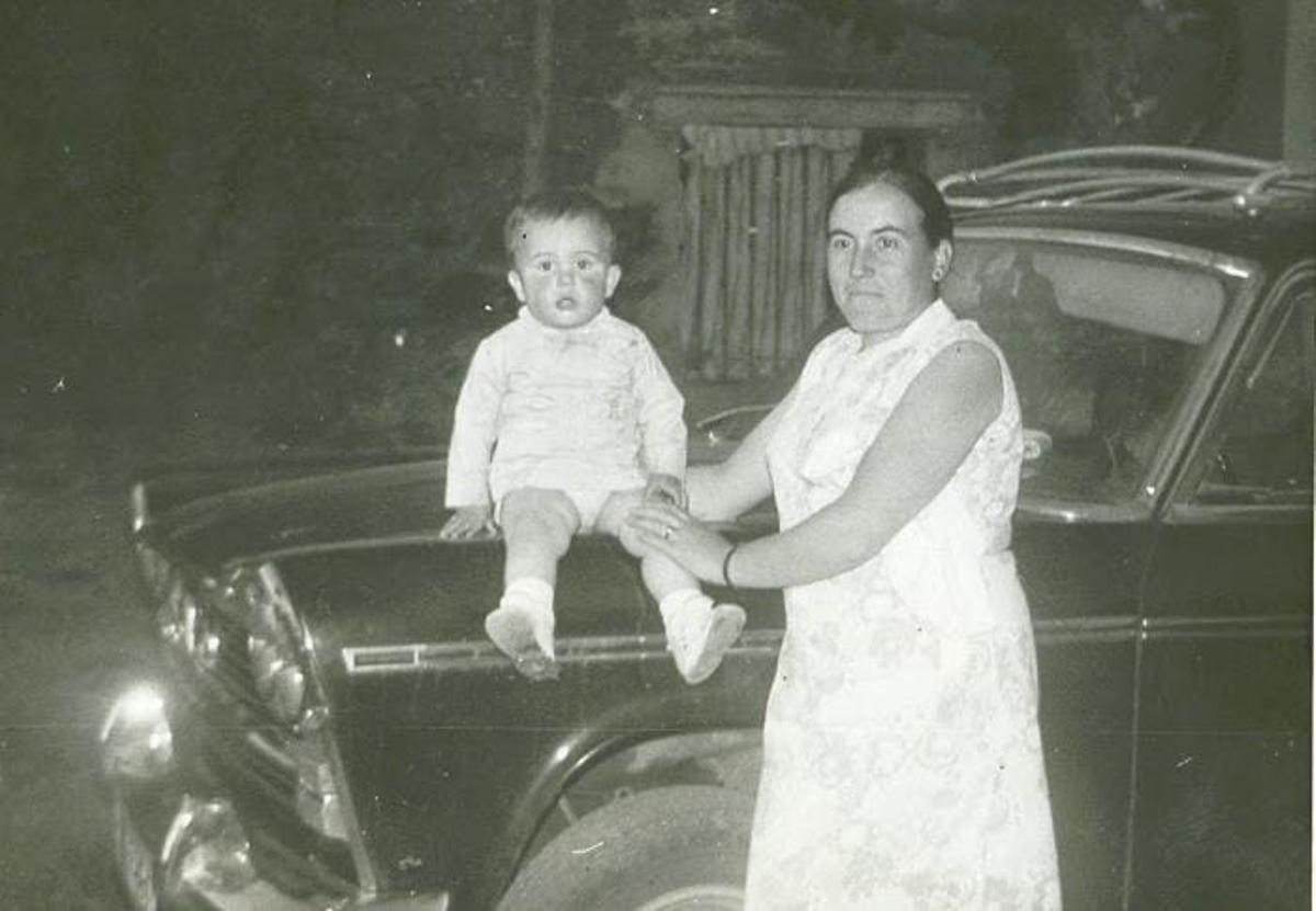 María Fernández con su Seat 1500 de cartera