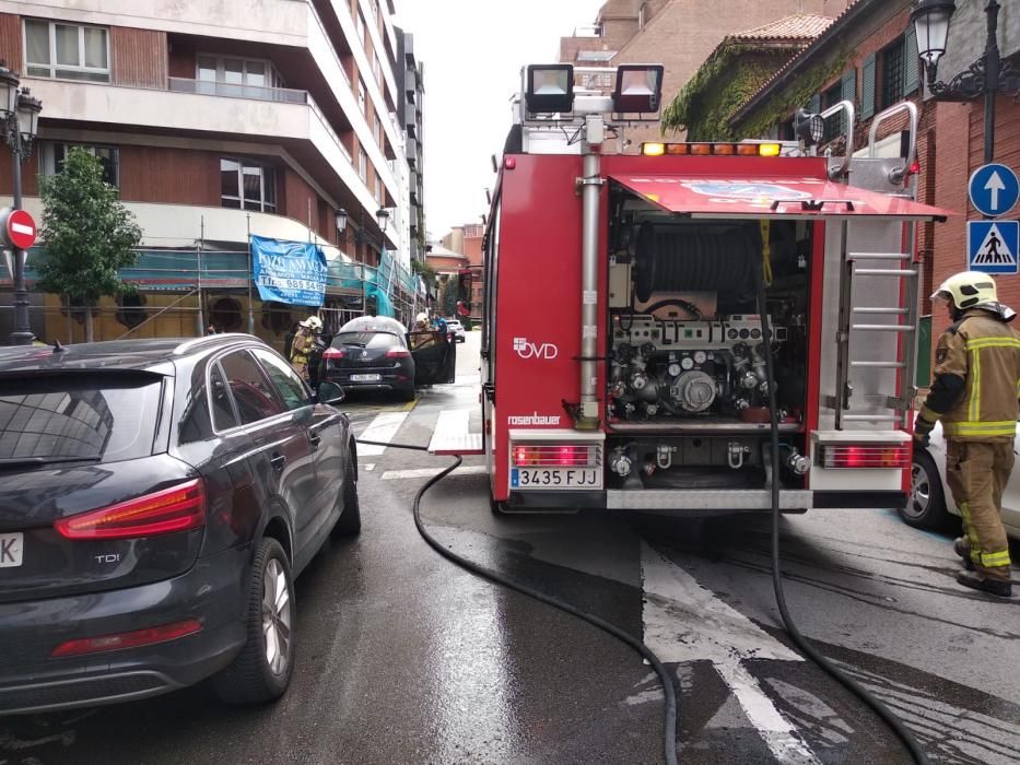 Susto en el centro de Oviedo al arder un coche en marcha.