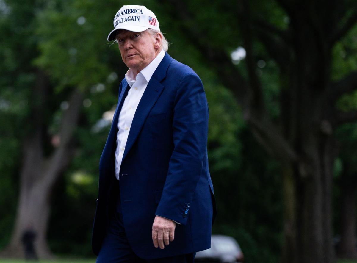 Trump i Von der Leyen pacten negociar els aranzels a la UE fins al 9 de juliol Trump i Von der Leyen pacten negociar els aranzels a la UE fins al 9 de juliol