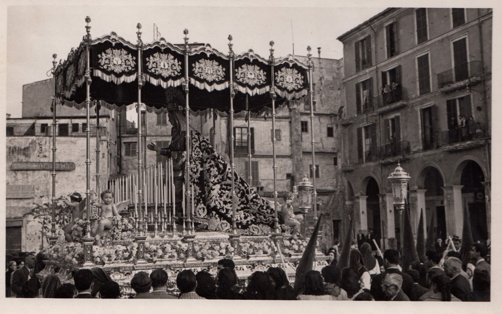 El paso de la Virgen en la Plaza Mayor sin acabar de construir, el Jueves Santo de 1955.