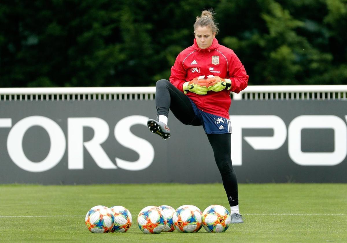 GRAFCVA5837 REIMS, 20/06/2019.-. La portera de la selección española, Sandra Paños, durante el entrenamiento en Reims (francia) donde preparan el partido de octavos de final de la Copa del Mundo Francia 2019. EFE/Juan Carlos Cárdenas