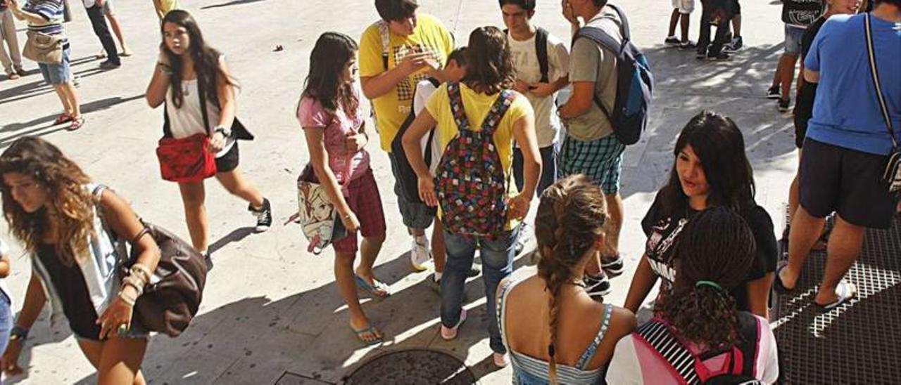 Imagen de archivo de varios jóvenes en la plaza del Tubo de Palma.