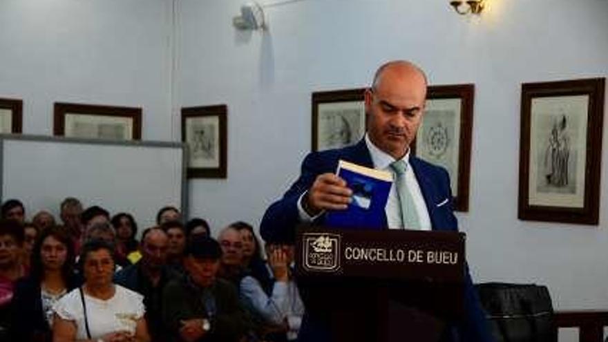 Juncal pone sobre el atril el ejemplar de &quot;Sempre en Galiza&quot; sobre el que prometió.//G.N.