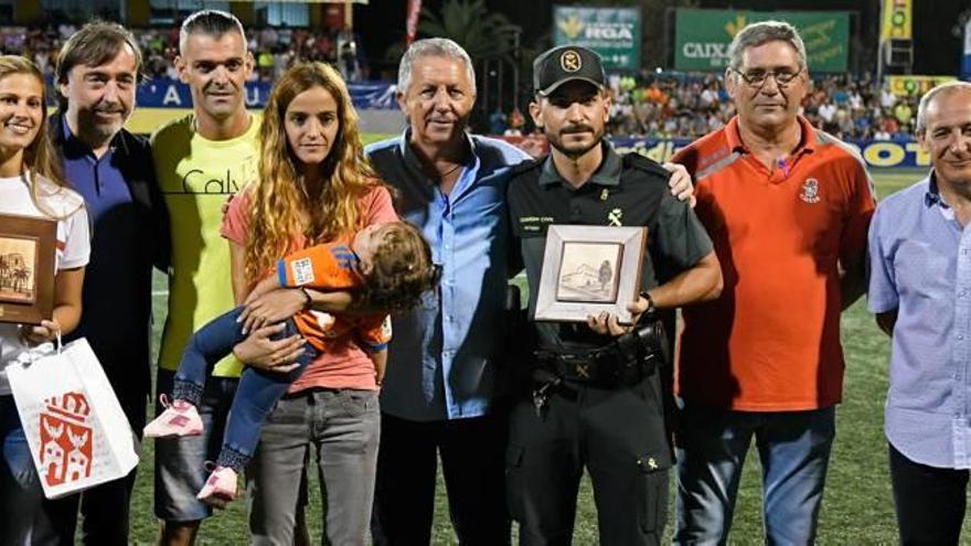 Los profesionales condecorados, la familia de Yaiza Pérez y miembros del consistorio y el Cotif.