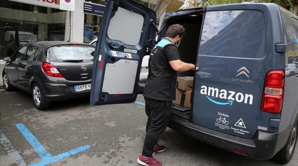 Una furgoneta de Amazon descargando en una calle de Barcelona. Una furgoneta de Amazon descargando en una calle de Barcelona.