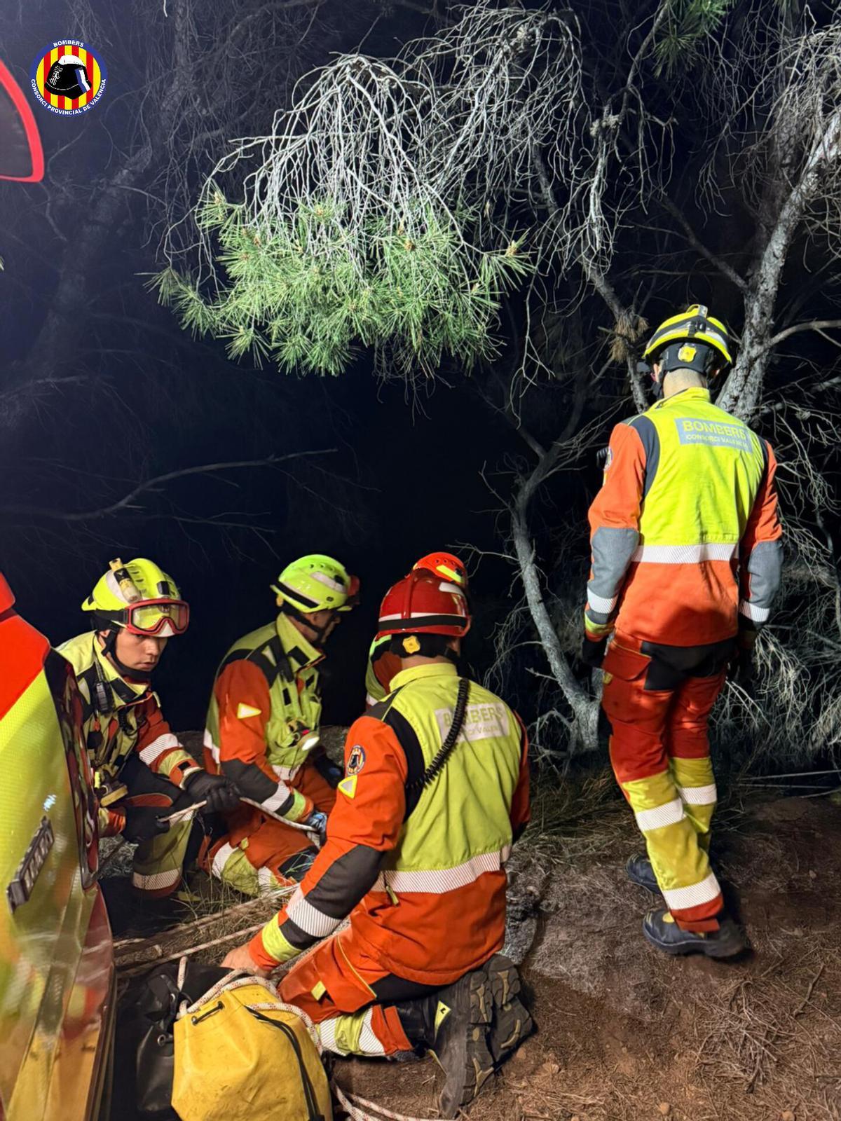 Los bomberos rescatan a un motorista tras caer en un barranco de Bétera.