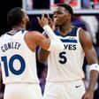 Mike Conley y Anthony Edwards, durante el partido ante Phoenix