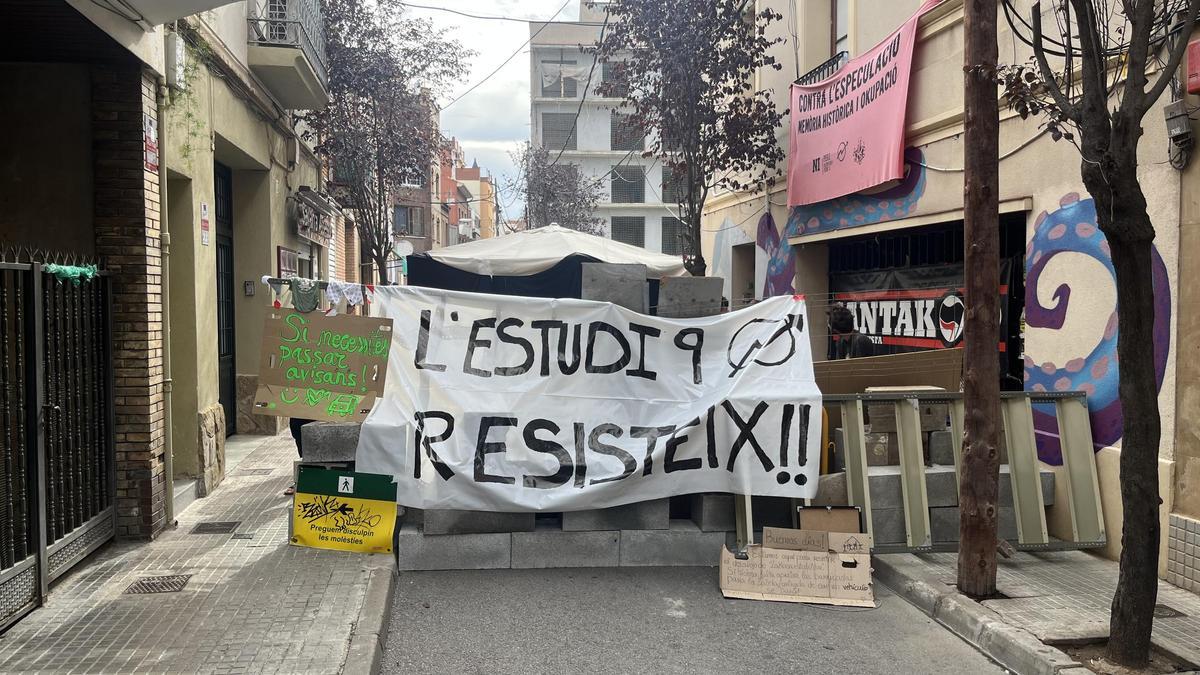 Concentración en la C/Pedró de Santa Coloma contra la 'desokupación' de una finca.