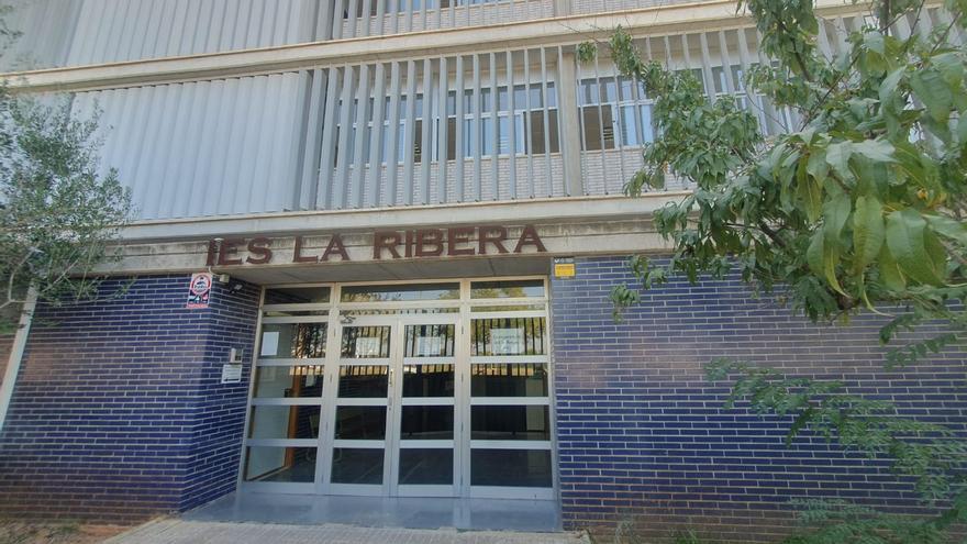 La conselleria de Educación pondrá seguridad privada en el IES La Ribera tras la agresión