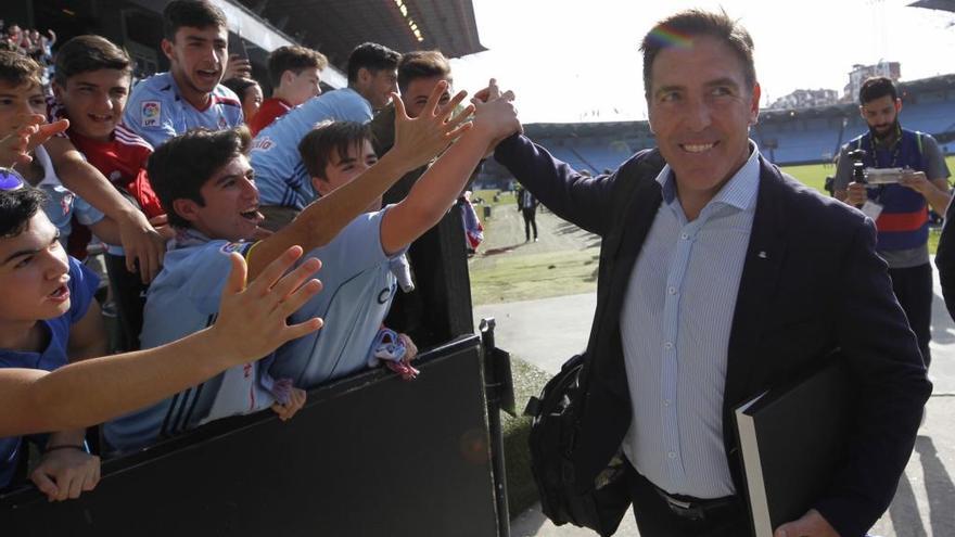 Berizzo saluda a un aficionado antes de abandonar el césped de Balaídos. // J. Lores