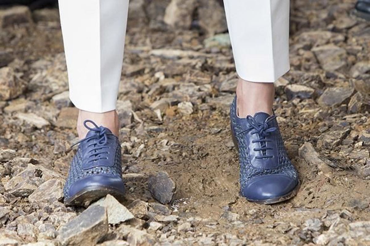 Detalle de los zapatos azules de estilo masculino de Letizia Ortiz