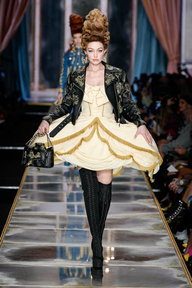 Gigi Hadid en el desfile de Moschino de Milán en febrero de 2020