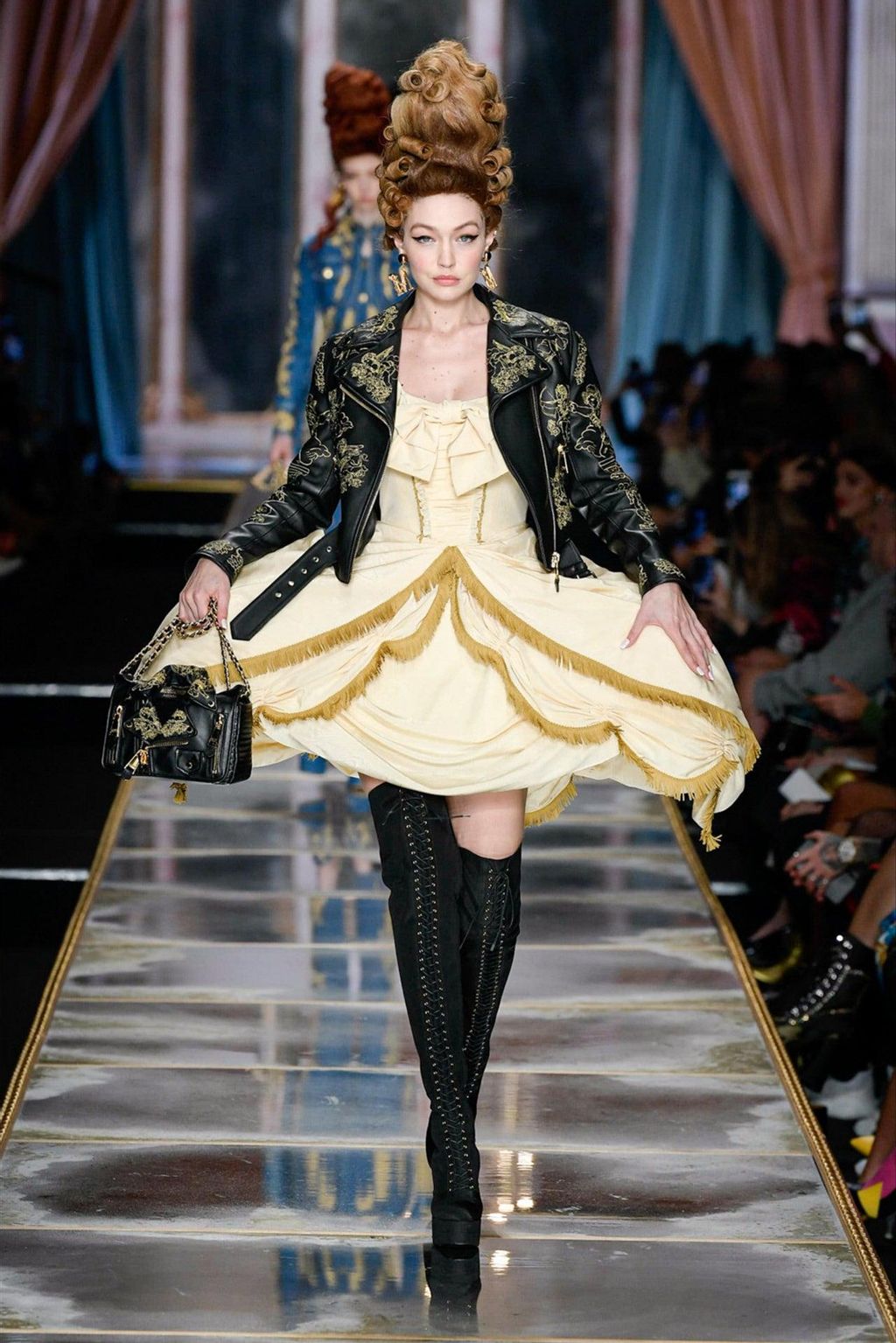 Gigi Hadid en el desfile de Moschino de Milán en febrero de 2020