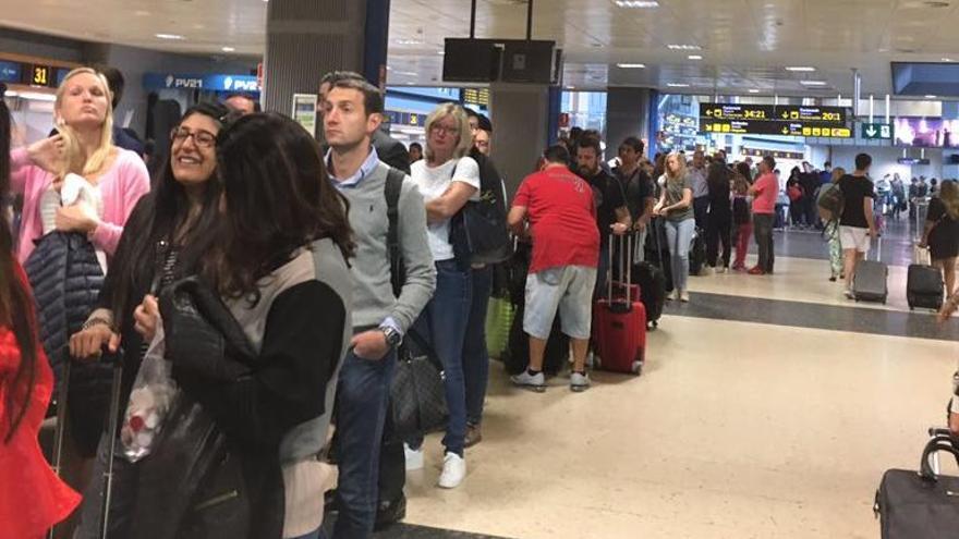 Largas colas por acumulación de pasajeros en el control de seguridad del aeropuerto