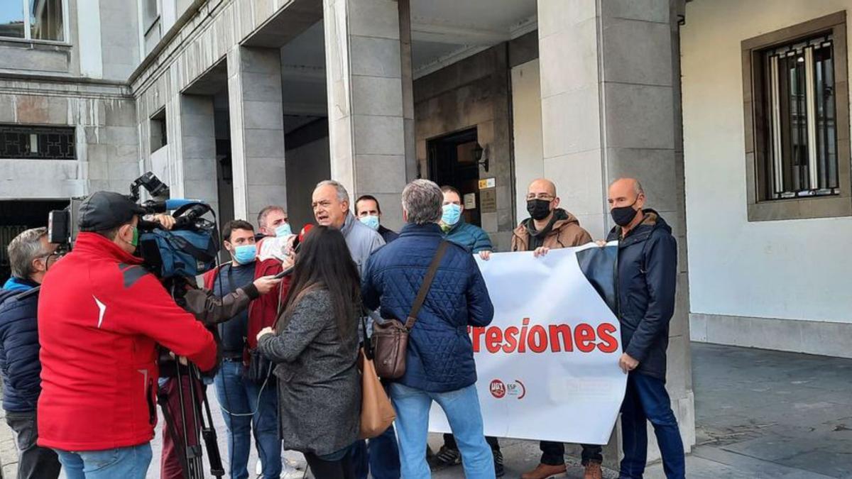 Manuel Losas, en el centro, durante la protesta. | ACAIP