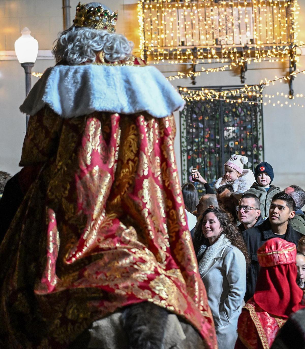 Miles de personas contemplan la Cabalgata de despedida de los Reyes Magos en Orihuela