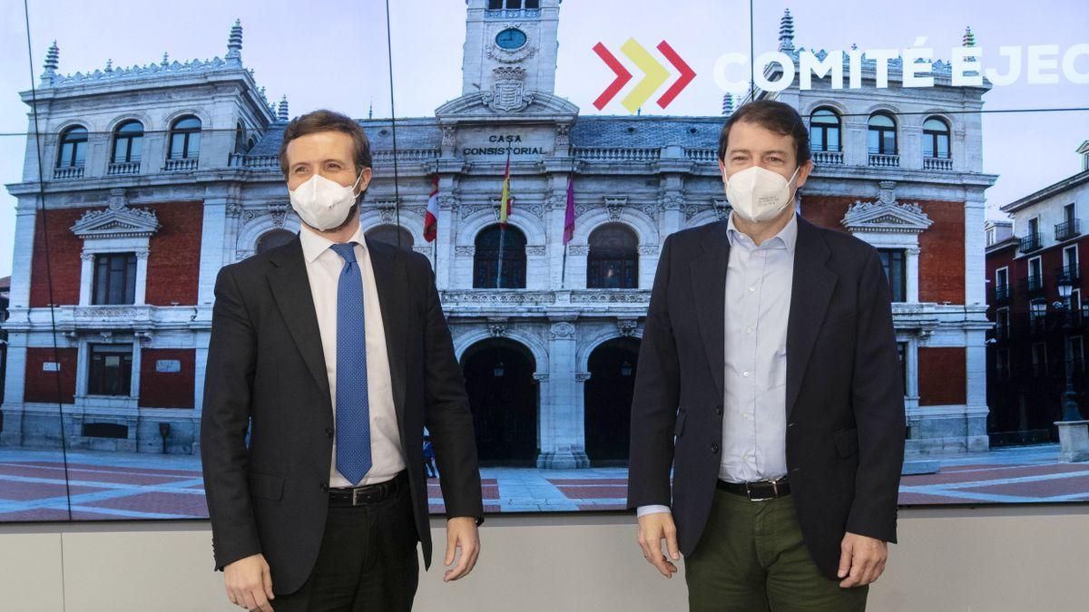 El presidente del PPCyL, Alfonso Fernández Mañueco, asiste junto al presidente nacional del PP, Pablo Casado, a la reunión del Comité Ejecutivo Nacional del PP, el pasado diciembre.