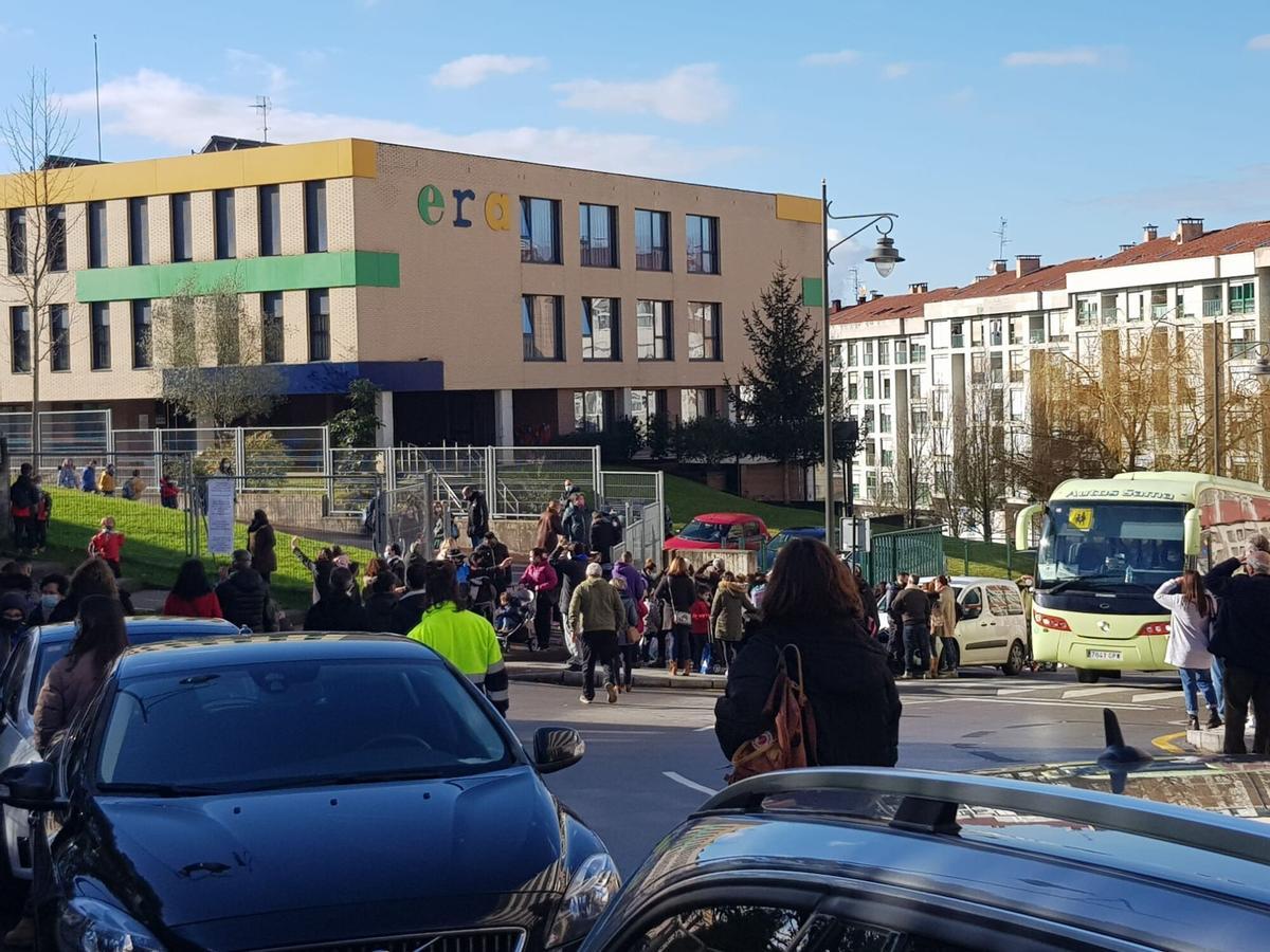 Entrada de los escolares al colegio Celestino Montoto.