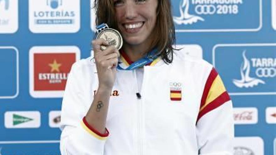 La nadadora Jessica Vall posa con la medalla de oro, la primera de la delegación española.