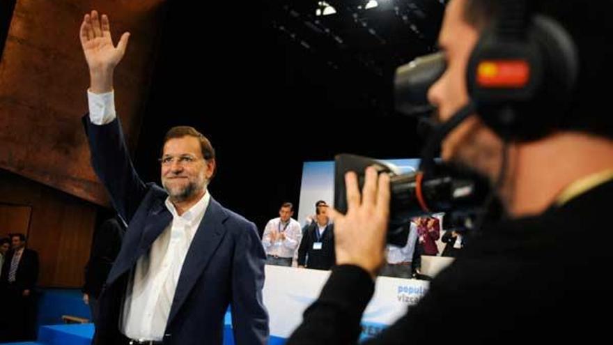 Rajoy saluda a los simpatizantes del PP en la clausura el XII Congreso de los populares vizcaínos.